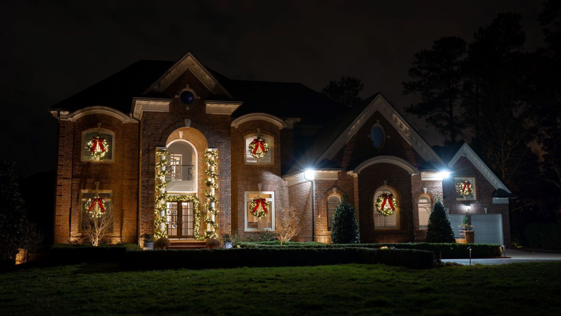 Trellingwood Drive Christmas Display Installation